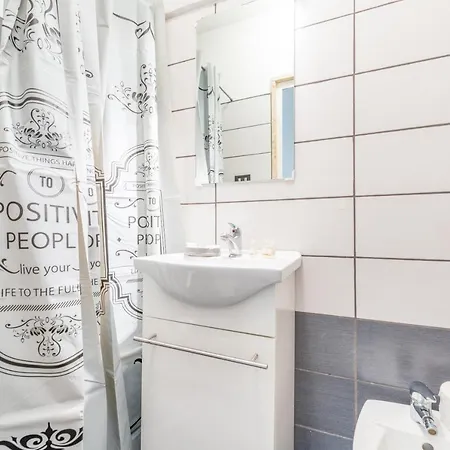 Guesthost - Stazione & Universita Lovely Apartment *