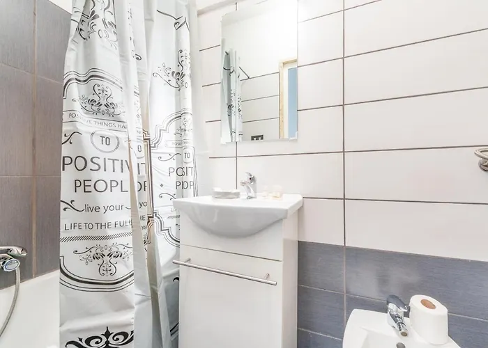 Guesthost - Stazione & Universita Lovely Appartement *