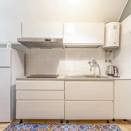 Guesthost - Stazione & Universita Lovely Apartment