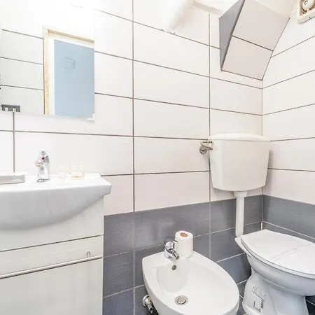 Apartment Guesthost - Stazione & Universita Lovely